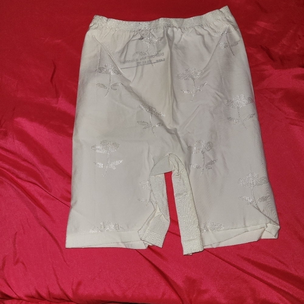 Barely there sample NWOT style 4270 slim down shorts